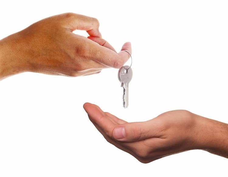 Wohnungsgesuch aufgeben: Bild zeigt Wohnungsschlüssel der von einer Hand in eine andere wechselt