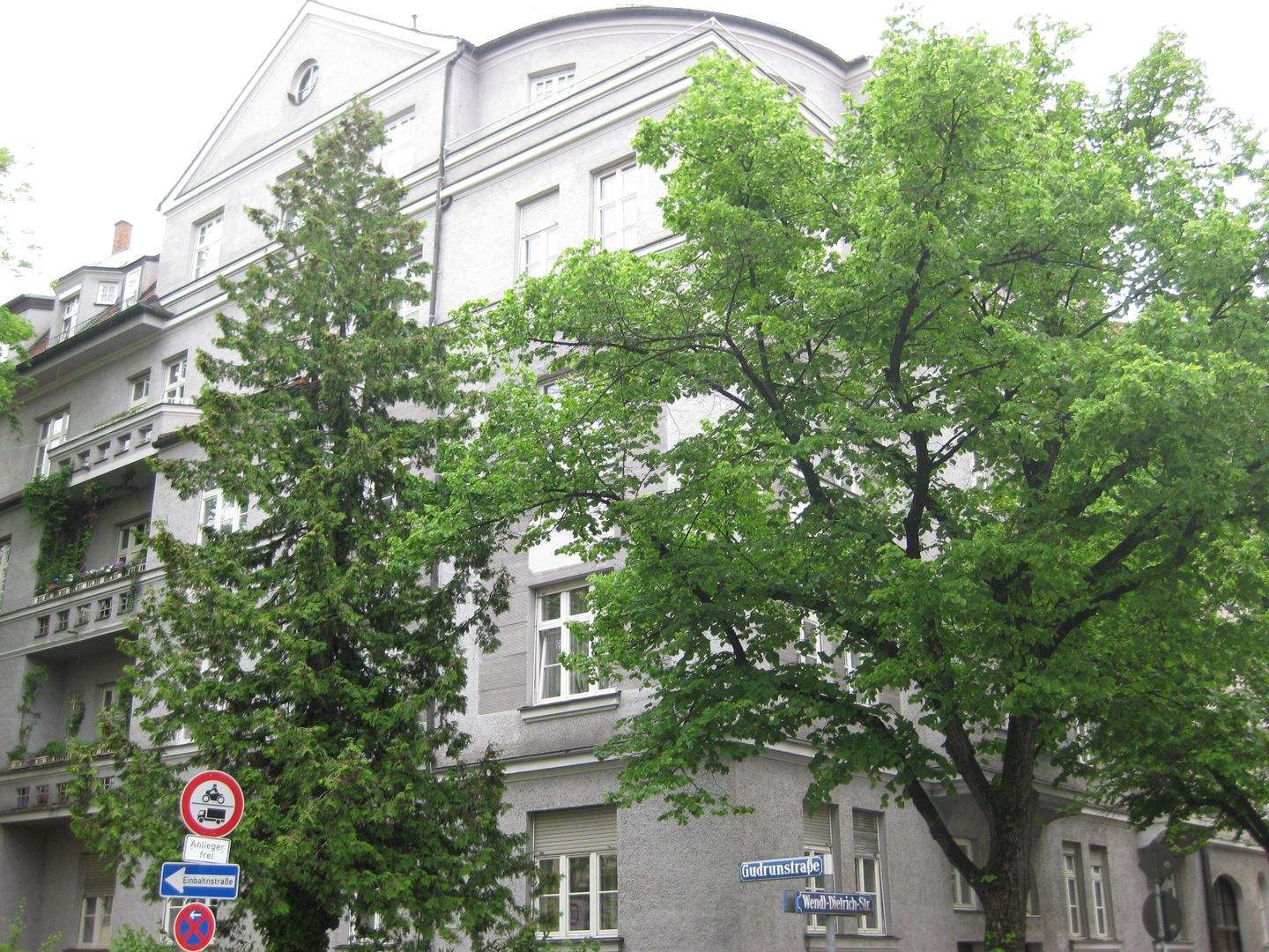 image-69610656