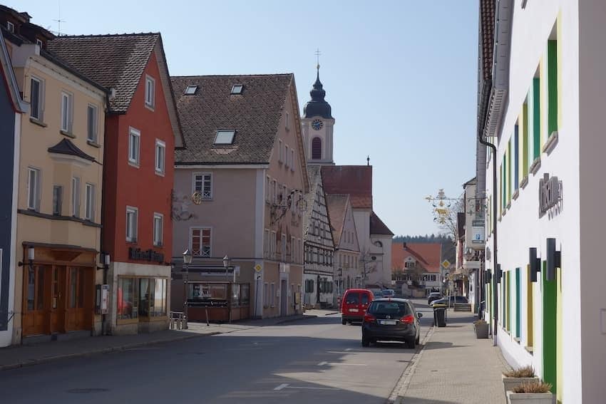 Kauf einer Bestandswohnung: Blick auf Straße mit älteren Häusern