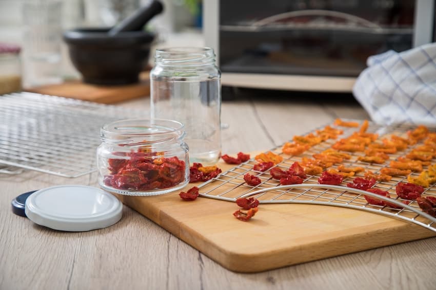 Vorbereitung für den Notfall: einige Vorräte kann man selbst herstellen:
Bild zeigt getrocknete Tomaten auf Backgitter aus dem Ofen