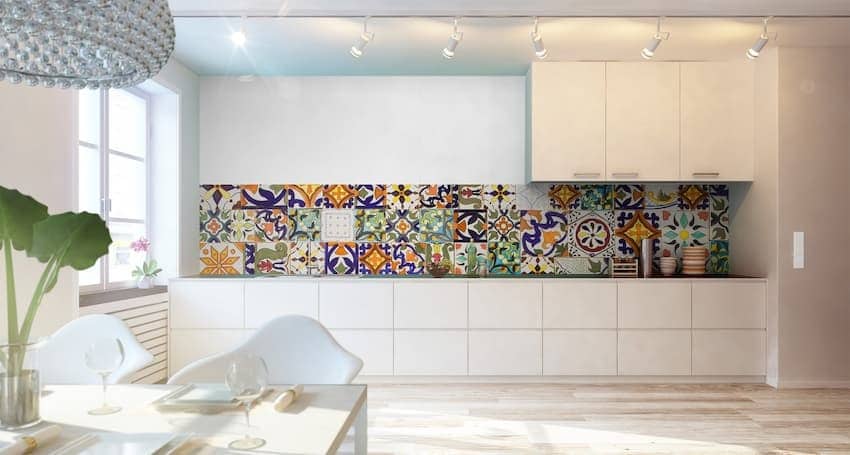 Fototapete für die Küche: Bild zeigt weiße Küche mit Fototapete im Stil portugiesischer Wandfliesen