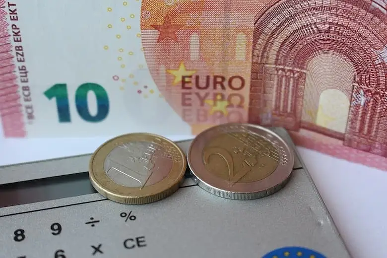 Ziel Immobilienkauf – Erste Schritte ins Eigentum 2 Ziel Immobilienkauf Foto zeigt Rechner mit Münzen und Geldscheinen