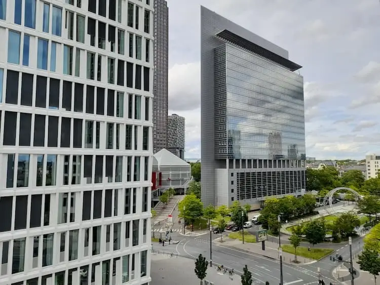 Wohnung mieten mit oder ohne Balkon: 2 Wohnung mieten ohne Balkon: Bild zeigt Hochhäuser ohne Balkon in einer Großstadt