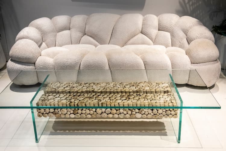 5 Wohntrends rund um Deine Wohnung Bild zeigt Sofa von FashionInterios aus weißem Polsterstoff, das scheinbar aus großen runden Kissen zusammengesetzt ist 