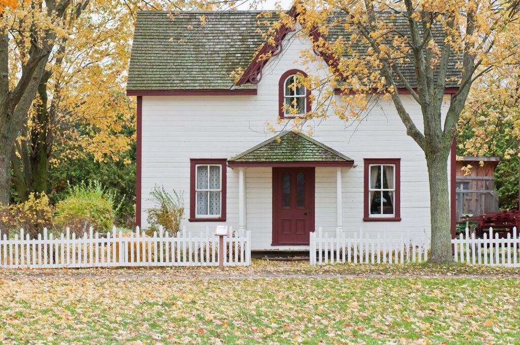 Traumhaus in Reichweite: kleines Haus mit Vordach 