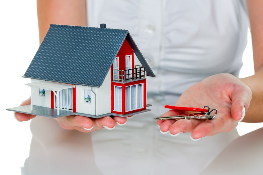 Online Finanzierung, Immobilienmaklerin mit Haus und Schlüssel © fotolia / Fotolia_57235891_S / Gina Sanders