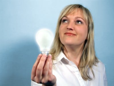 Frau mit LED-Leuchte © fotolia / Falko Matte