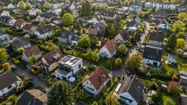 Ältere Häuser als Chance für Käufer? Was vom Silver-Tsunami-Hype zu halten ist 2