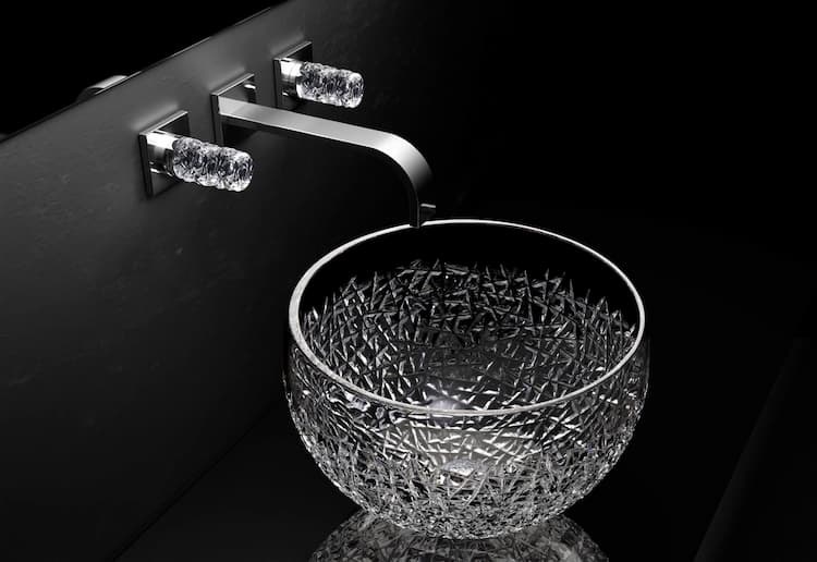 neue Ideen fürs Bad: Bild zeigt Badarmaturen und Waschtisch aus Kristallglass von myglassdesign