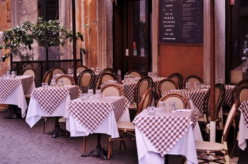 Teilungserklärung: wenn gewerbeliche Nutzung zulässig ist - aber ein Restaurant im Haus darf bestimmten Lärmpegel nicht überschreiten
