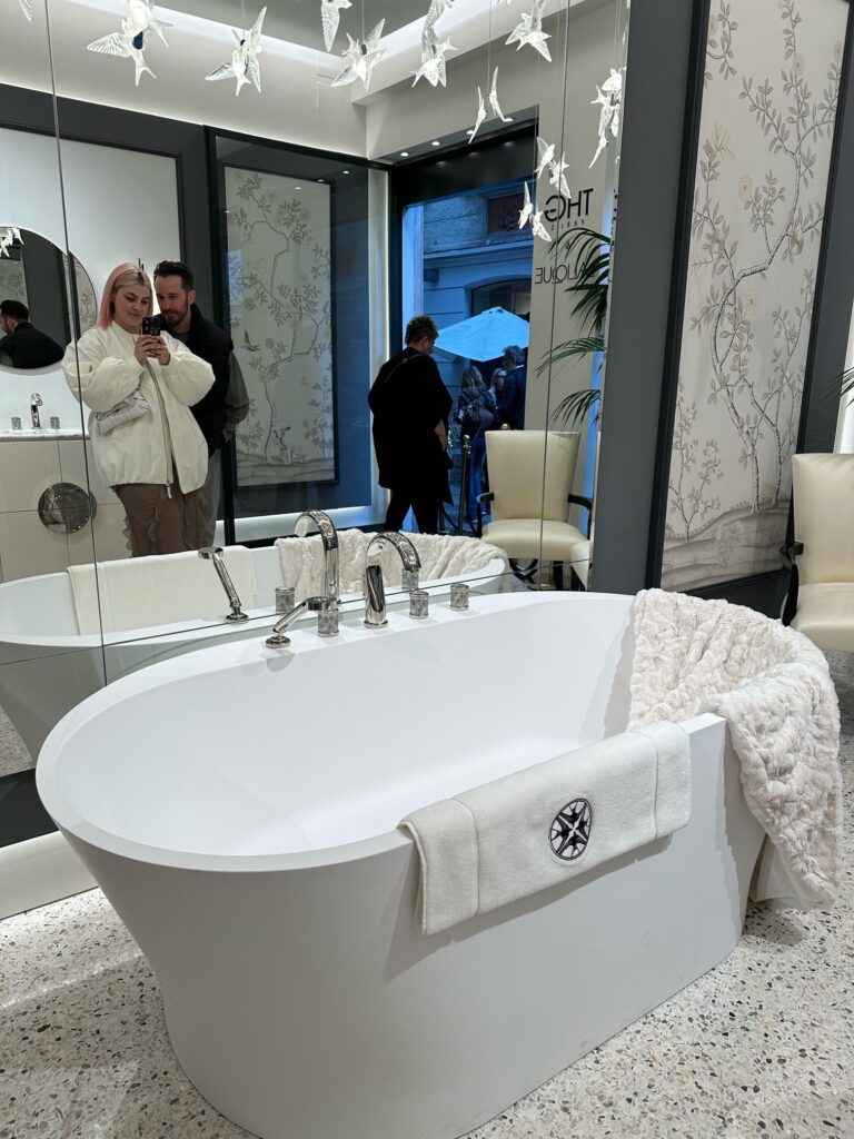 Bild zeigt Showroom von THG Paris mit weißer freistehender Badewanne vor großem Spiegel
