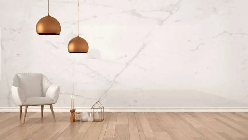 Nachhaltig wohnen: Tipps für einen umweltbewussten Alltag 2 nachhaltig wohnen: Bild zeigt Holzparket und Sessel mit Holzfüssen und naturfarbenem Stoffbezug, daneben Kerzenständer aus Holz