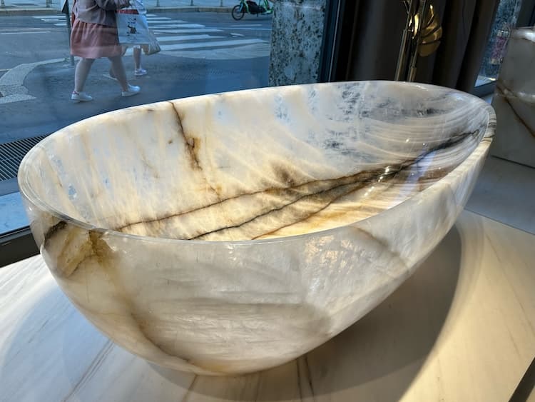 neues fürs Bad: Bild zeigt große Wanne in durchscheinender Steinoptik aus Kunststein von dem italienischen Hersteller Antolini