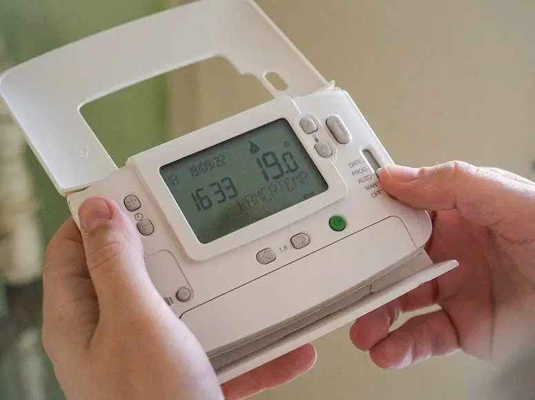 Heizperiode - Was Vermieter und Mieter wissen sollten 2 Heizperiode: Bild zeigt Gerät, das Raumtemperatur digital anzeigt