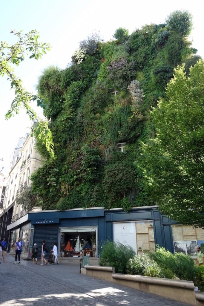 begrünte Hausfassade in Paris zeigt, das Pflegeaufwand notwendig ist
