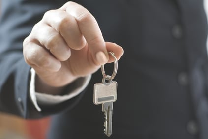 Mietkaution 1 Mietkaution Bild zeigt Mensch, der Wohnungsschlüssel in der Hand hält