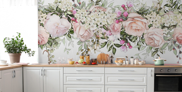 Fototapete für die Küche: Bild zeigt großformatige Blüten in dezenten Farben an der Wand vor weißem Küchenblock.