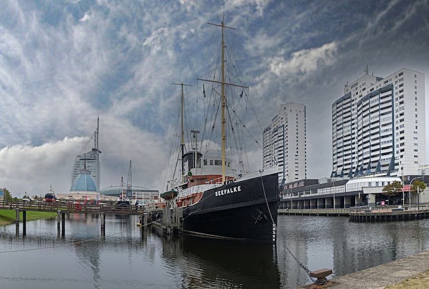 Bild zeigt Hafenansicht in Bremerhaven mit Schiff dahinter moderne Gebäude