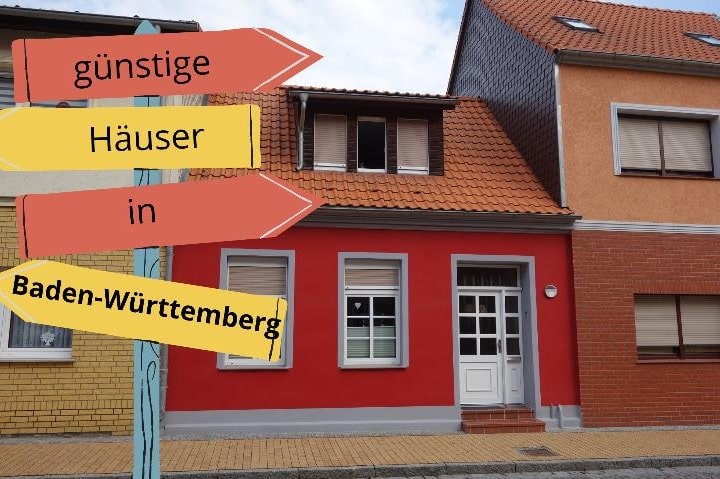Schnäppchenhäuser in Baden-Württemberg 1 Schnäppchenhäuser in Baden-Württemberg: Bild zeigt Haus, davor Wegweiser zu günstigen Häusern in Ba-Wü