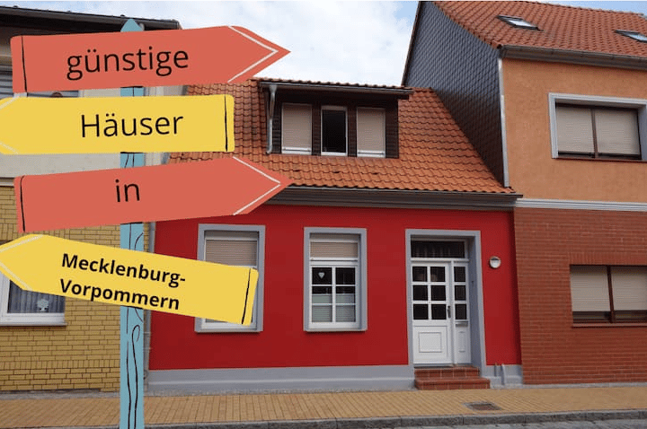 Schnäppchenhäuser in Mecklenburg-Vorpommern: Bild zeigt Haus mit Wegweiser zu günstigen Häusern in Mecklenburg-Vorpommern