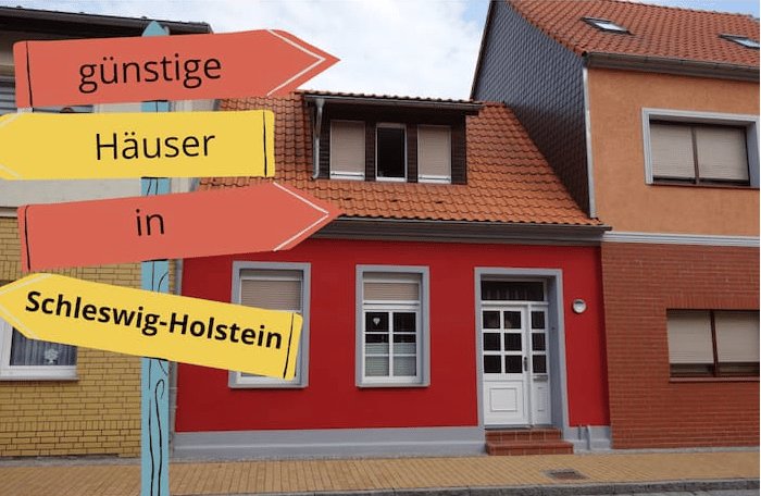 Schnäppchenhäuser in Schleswig-Holstein: Bild zeigt Häuser, davor ein Wegweiser mit dem Text "günstige Häuser in Schleswig-Holstein"