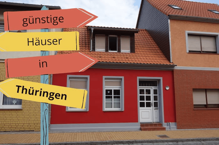 Schnäppchenäuser in Thüringen: Bild zeigt kleines Haus, davor Wegweiser zu günstigen Häusern in Thüringen