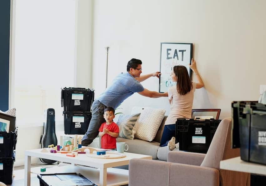 we Vermieter den Mietpreis richtig berechnen - Bild zeigt Familie beim Einzug in eine neue Mietwohnung