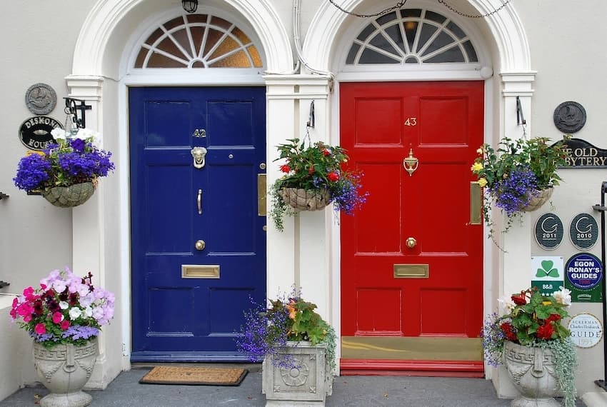 Wohnungstausch manchmal die beste Lösung und gleich nebenan; man sieht 2 Türen links blau rechts rot.