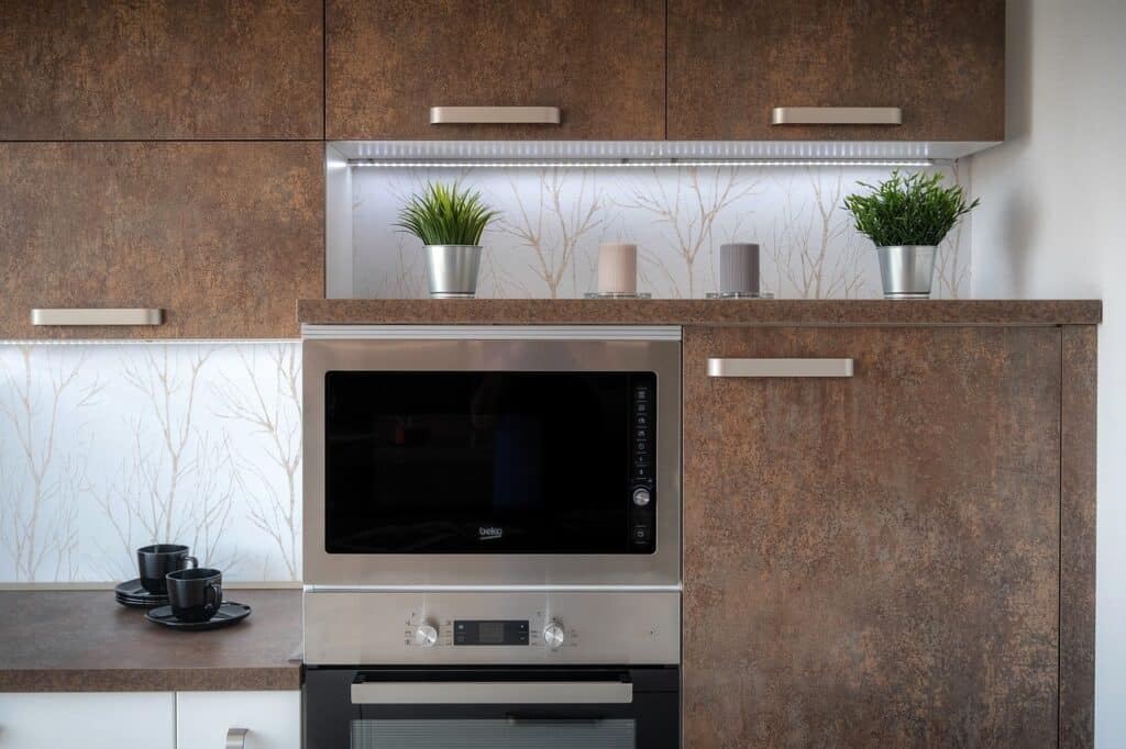 Gestaltung von Koch- und Essbereich mit Farblichen Akzenten passend zur Küchenfront