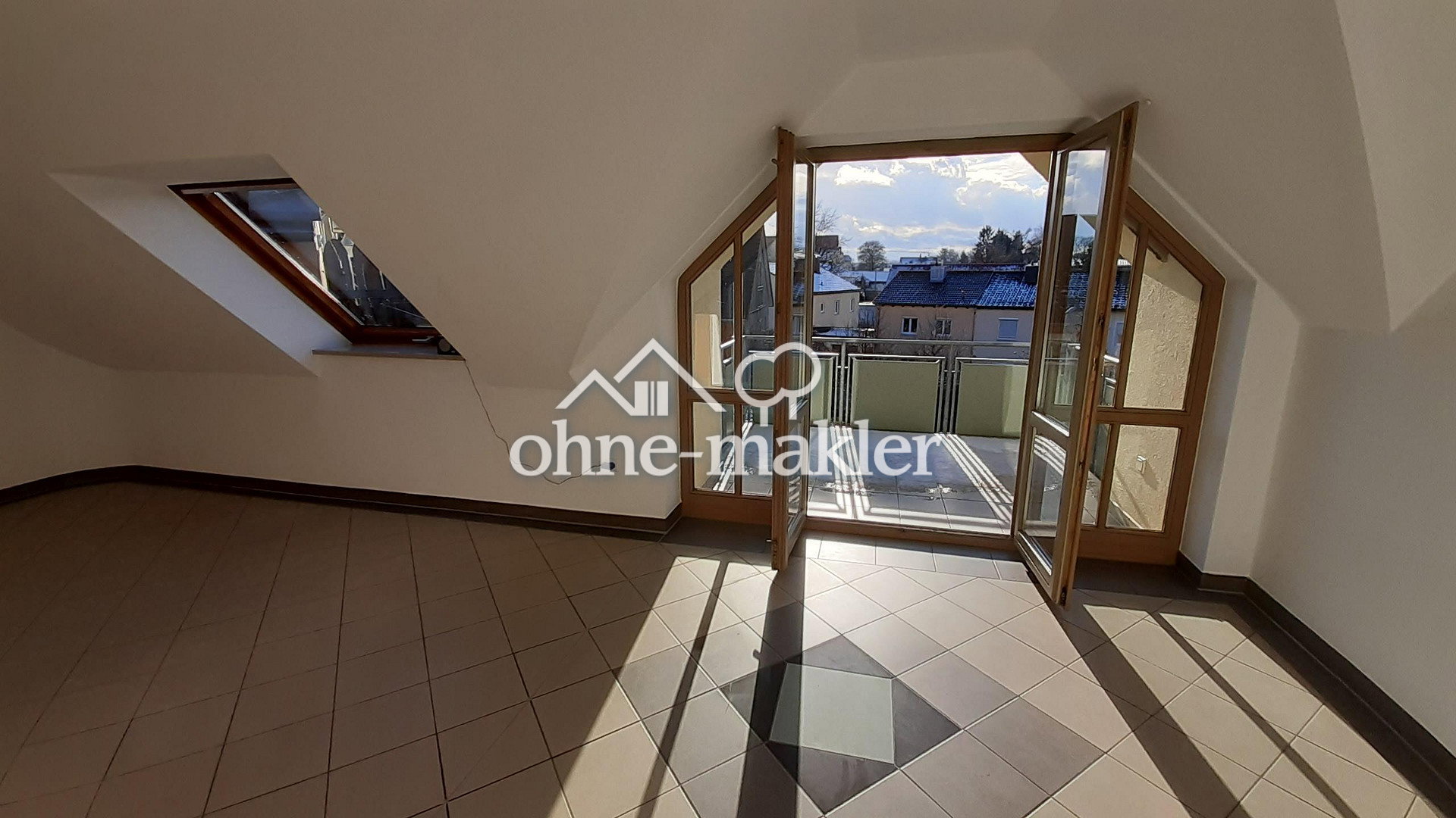 Dachgeschosswohnung mit Balkon & Potenzial in Aichach, 86551 Aichach