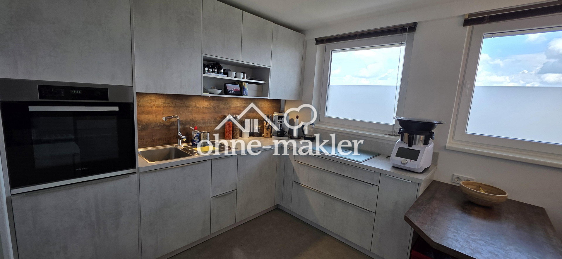Modernisierte 2-Zimmer-Wohnung mit Fernblick Stellplatz, 90471 Nürnberg (Dutzendteich Langwasser Neuselsbrunn Stadion Zollhaus)