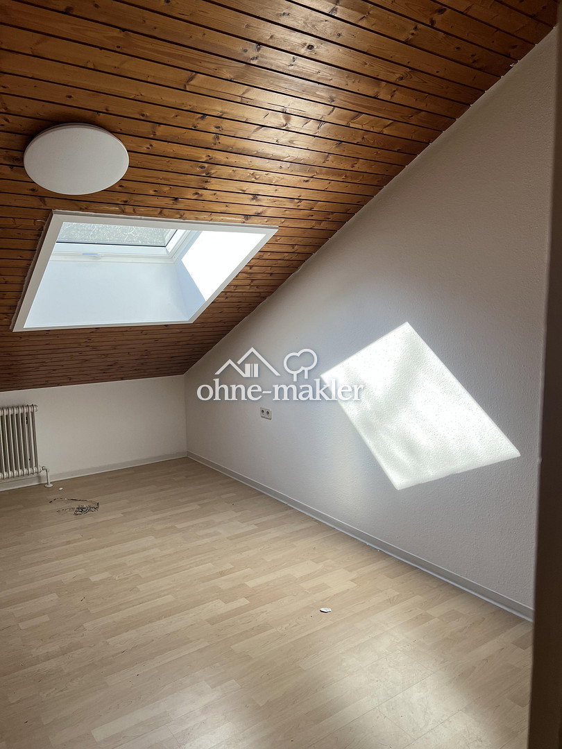Helle Dachgeschosswohnung in Stuttgart-West, 70329 Stuttgart (Hedelfingen Obertürkheim Rohracker Uhlbach)