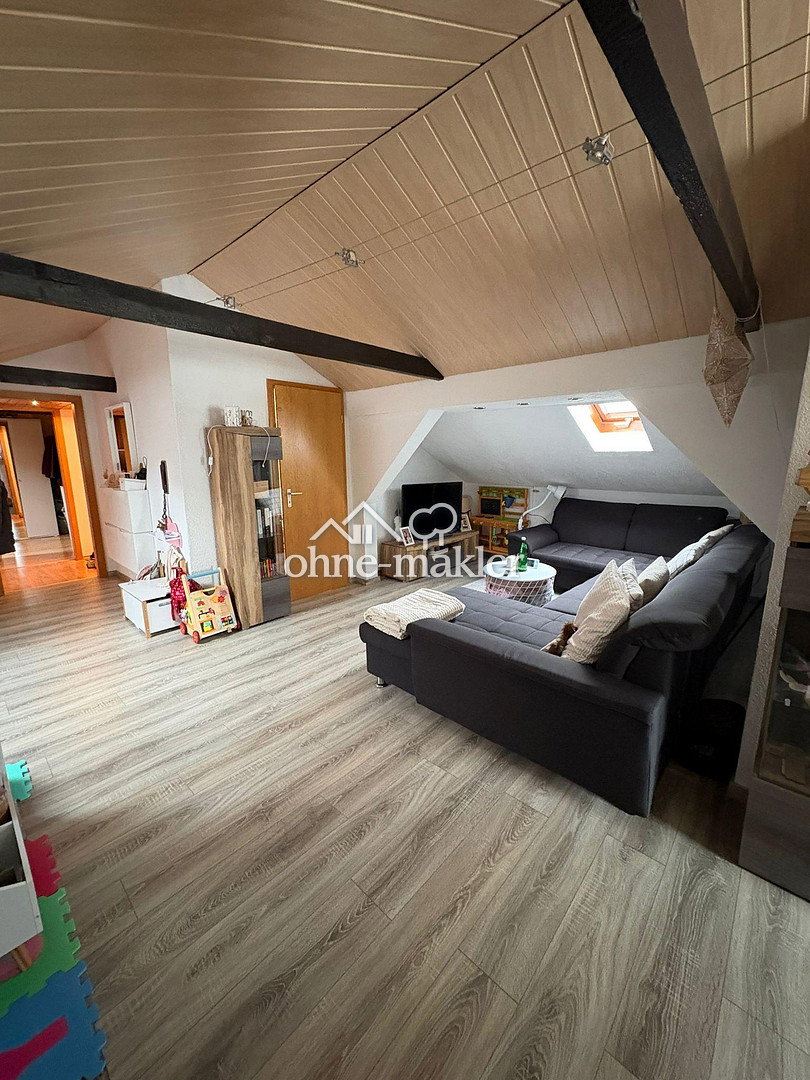 Gepflegte Dachgeschosswohnung mit Garten und Garage, 35080 Bad Endbach