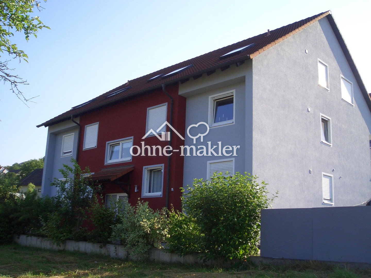 Sonnige Dachwohnung mit Einbauküche in Leinach, 97274 Leinach