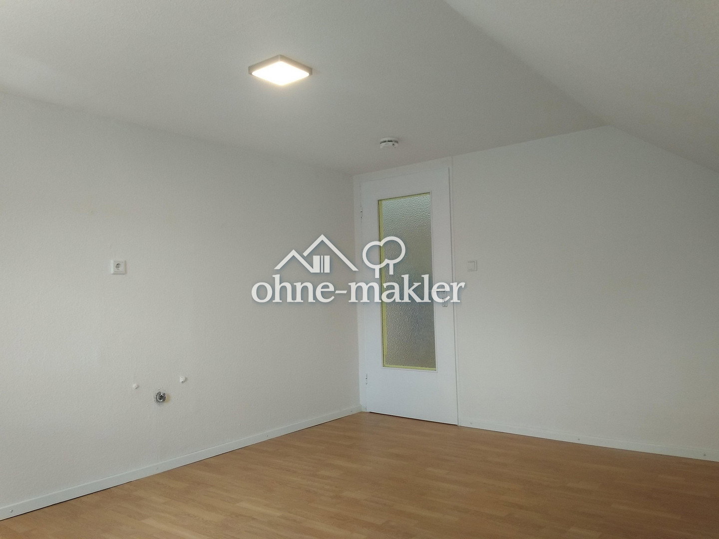 Renovierte Dachgeschosswohnung in Alzenau-Wasserlos, 63755 Alzenau
