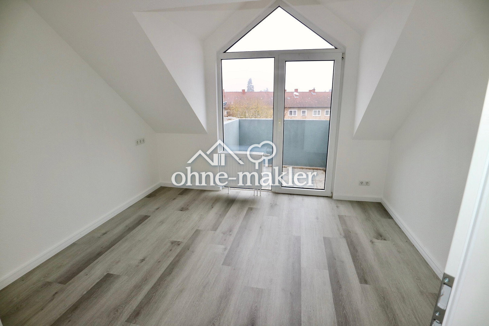 Hell 2-Zimmer-Dachgeschoss mit Balkon und 2 Stellplätzen, 67304 Eisenberg (Pfalz)