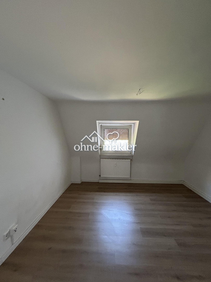 Helle Dachgeschoss-Wohnung mit großer Küche, 67065 Ludwigshafen am Rhein (Gartenstadt Maudach Mundenheim Rheingönheim West)