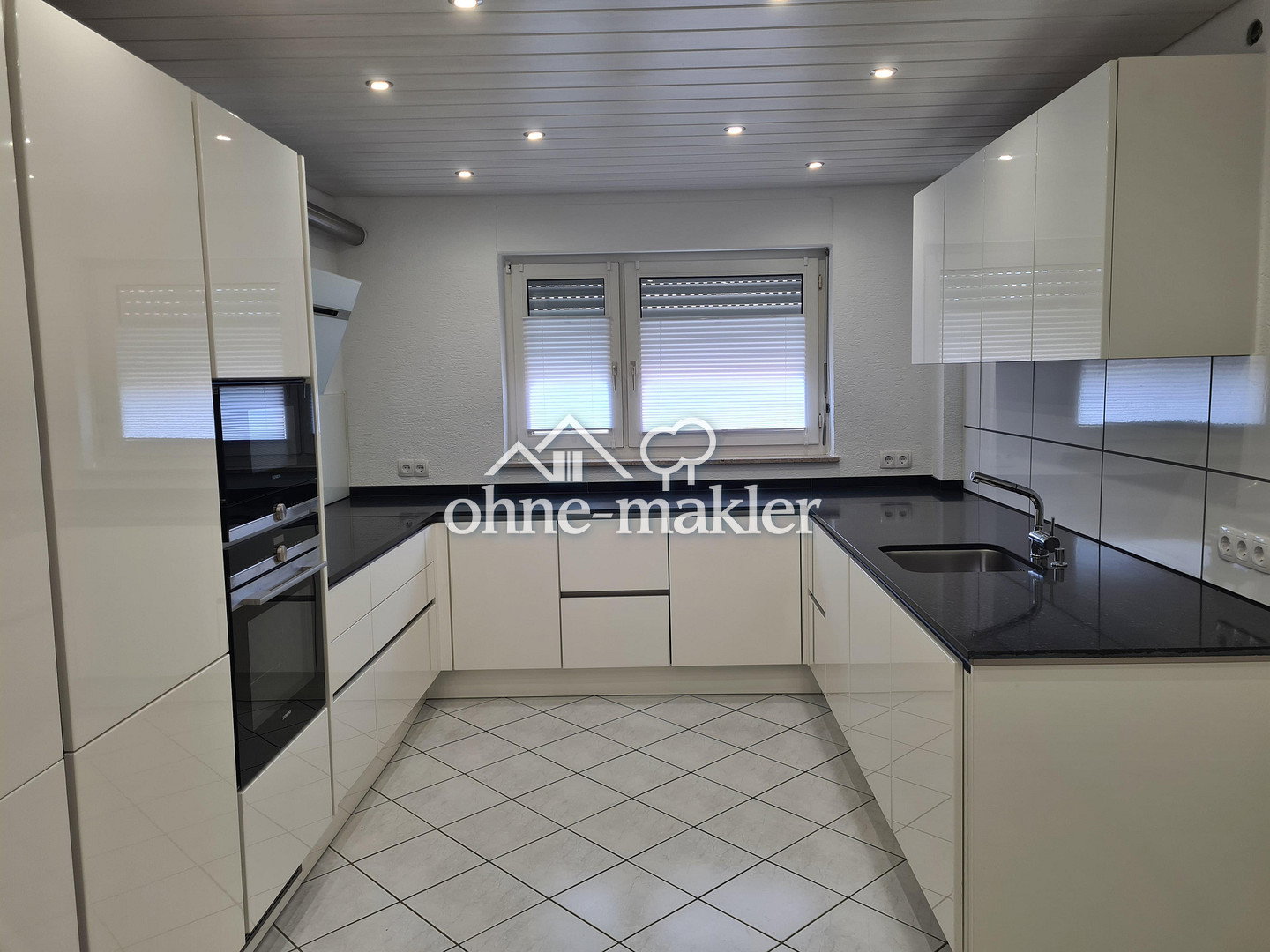 Schöne 4-Zimmer-Wohnung mit großer Terrasse zentral in Fellbach, 70736 Fellbach