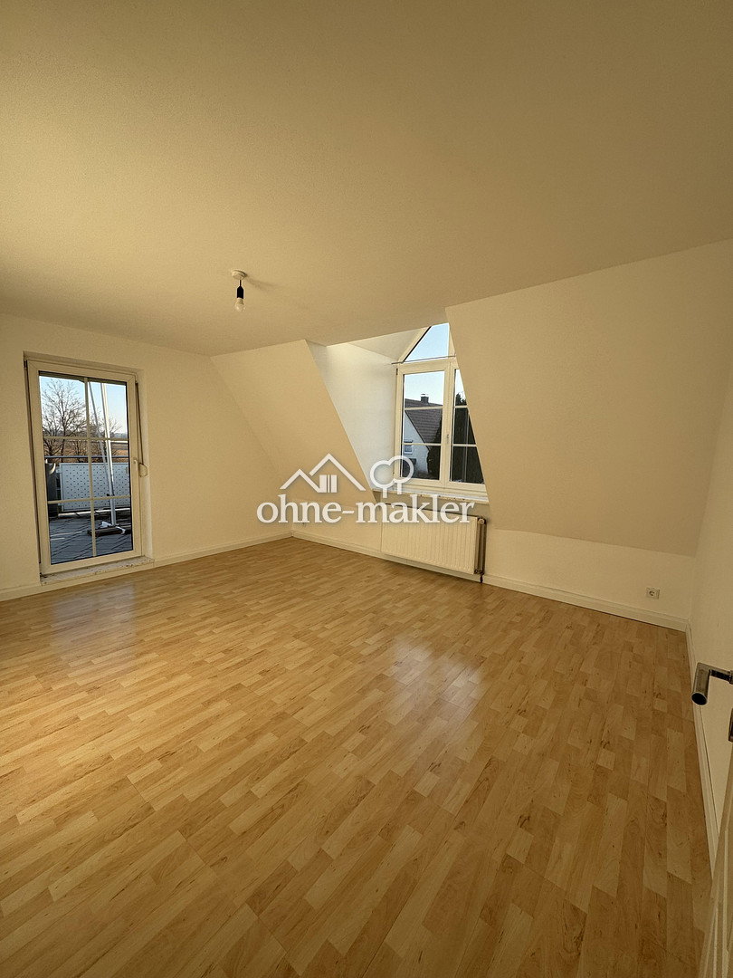 Dachgeschosswohnung mit Balkon & EBK in Maisach, 82216 Maisach