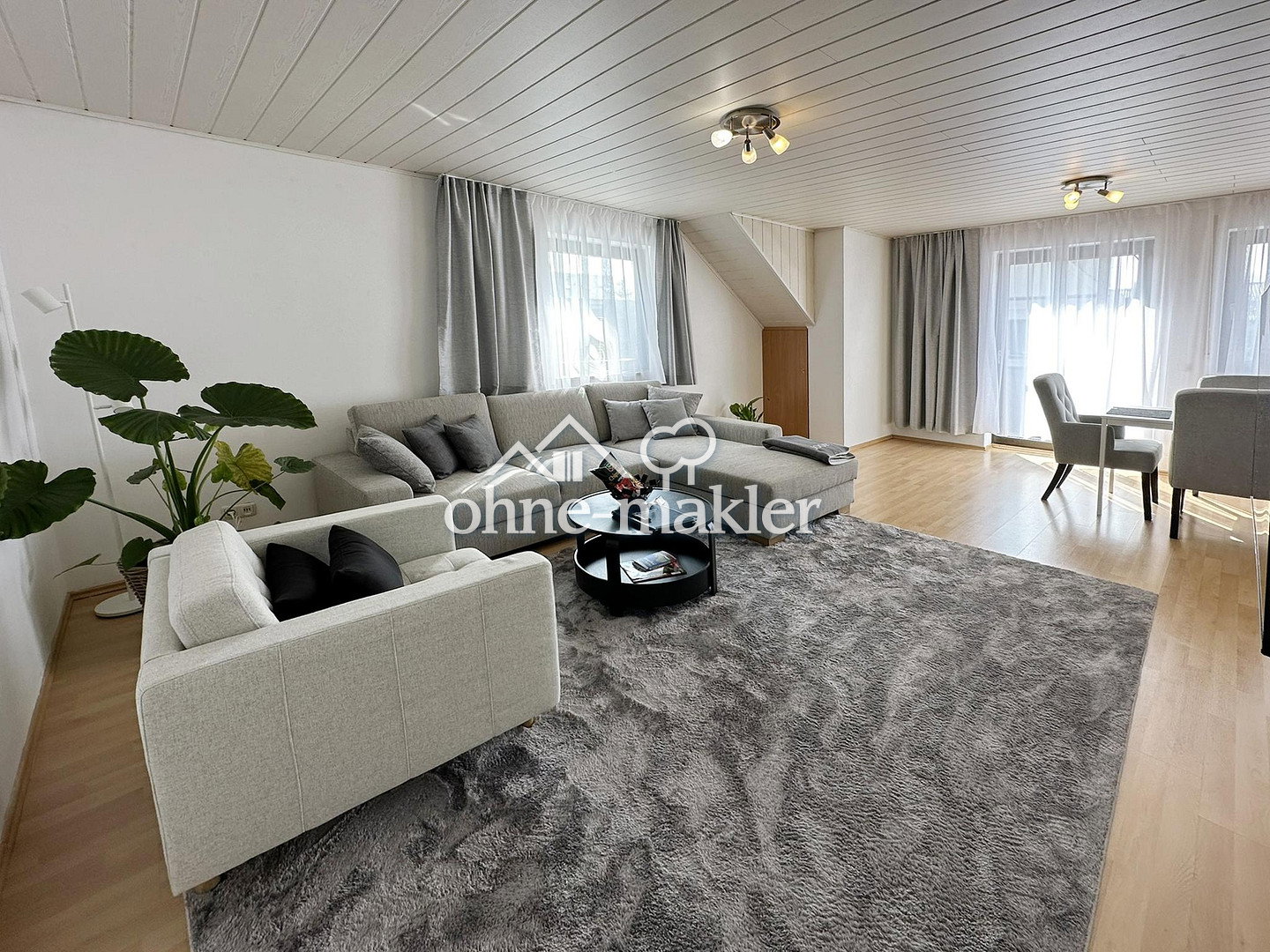 Helle 2-Zimmer Dachgeschosswohnung in Augsburg-Kriegshaber, 86156 Augsburg (Bärenkeller Kriegshaber Oberhausen Pfersee)