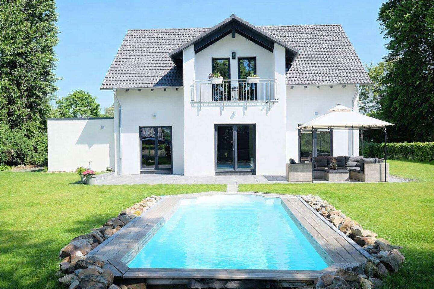 Modernes freistehendes Einfamilienhaus mit Pool und Garage, 47559 Kranenburg
