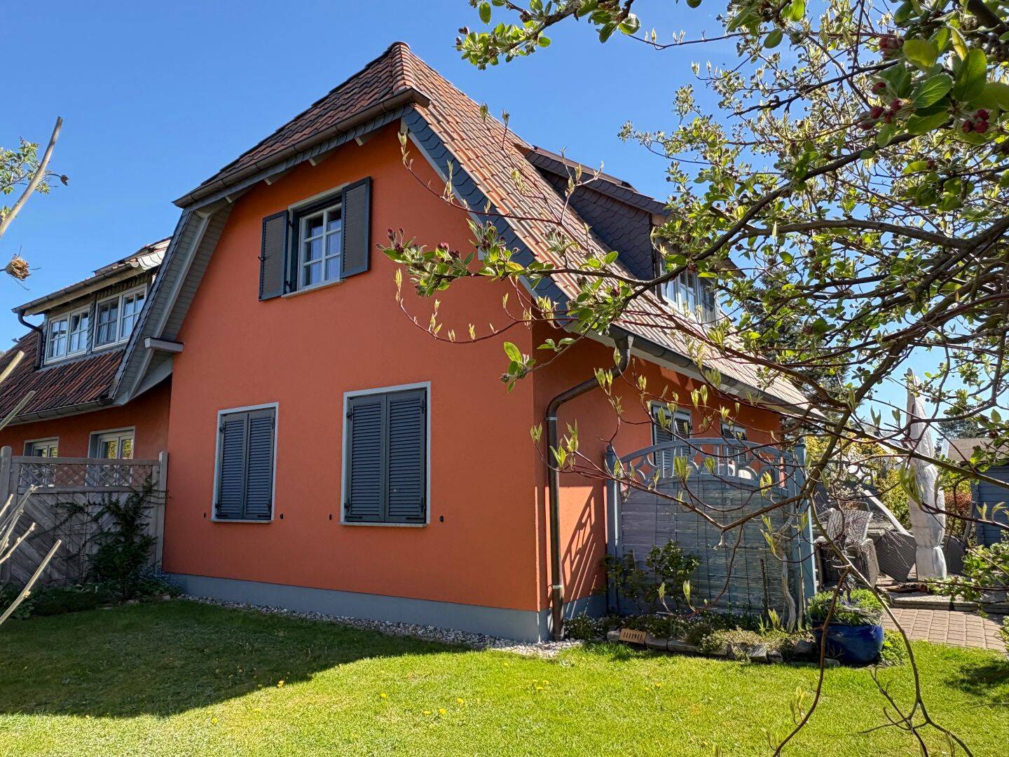 Urlaub in Wieck a. Darß – Charmante Doppelhaushälfte mit Kamin, Carport und sonnenverwöhnten Garten, 18375 Wieck a. Darß