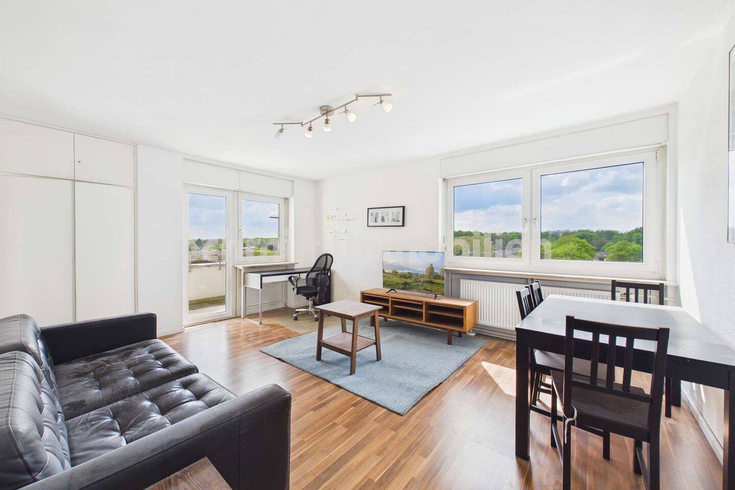 Skylineblick: Möblierte 2-Zimmer-Wohnung in F-Schwanheim, 60529 Frankfurt am Main (Schwanheim)