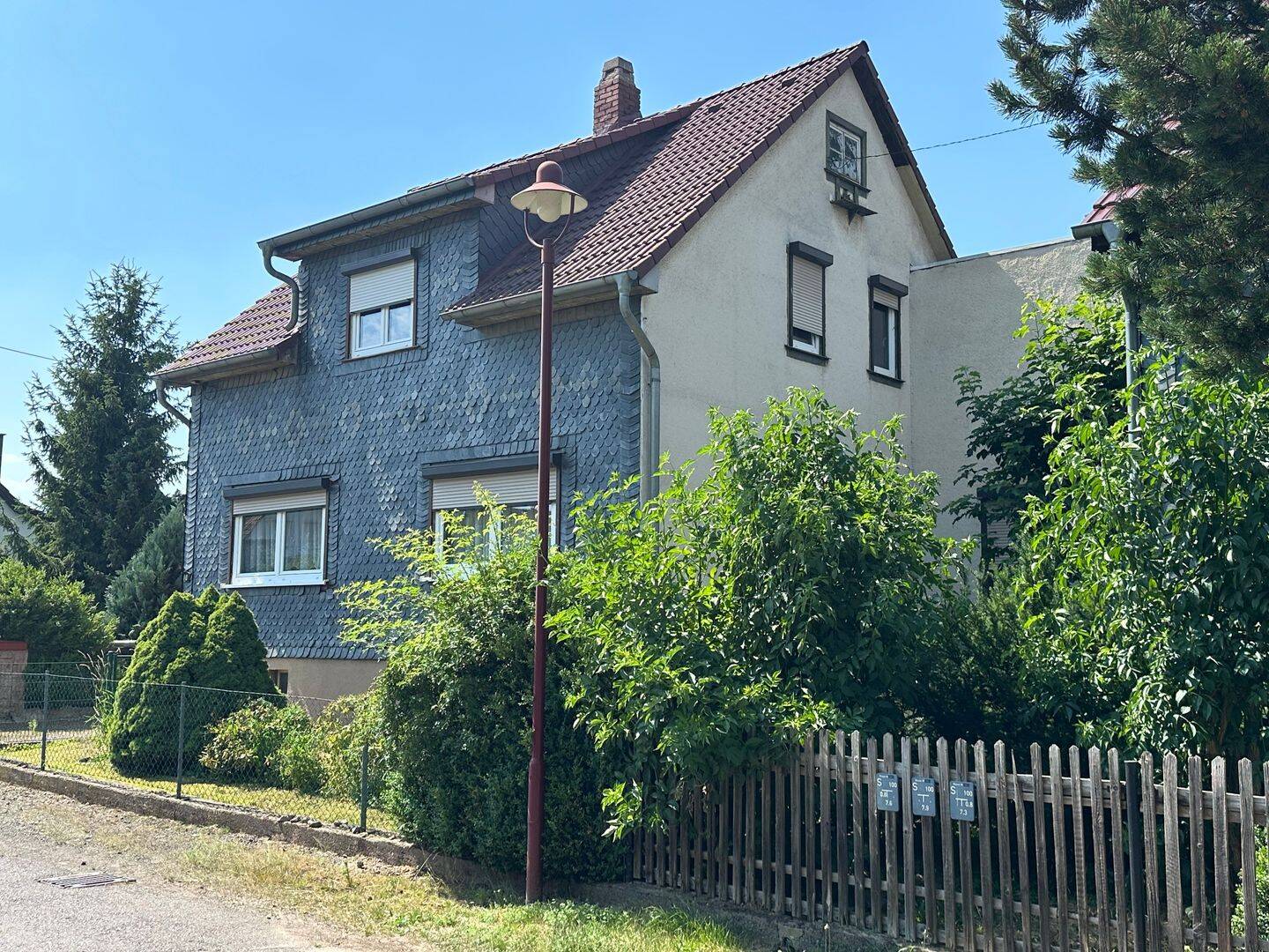 Geräumiges Wohnhaus für Ein oder Zwei Familien mit 6 Zimmern, Garten, Garagen und Nebengelass!!!, 99880 Waltershausen