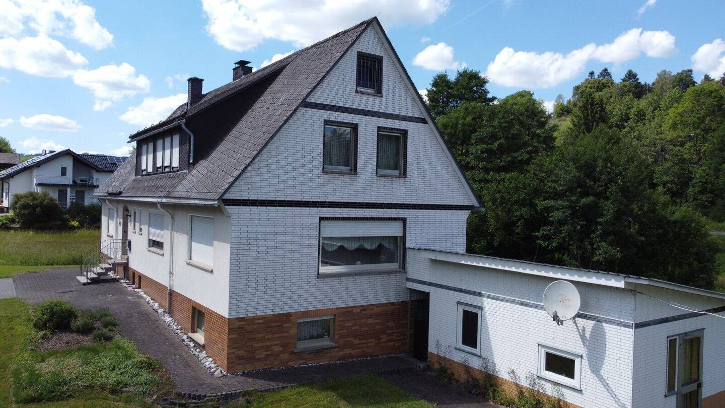 Ein Haus, viele Perspektiven – Ein-/Zweifamilienhaus in ruhiger Wohnlage von Bad Laasphe-Feudingen, 57334 Bad Laasphe