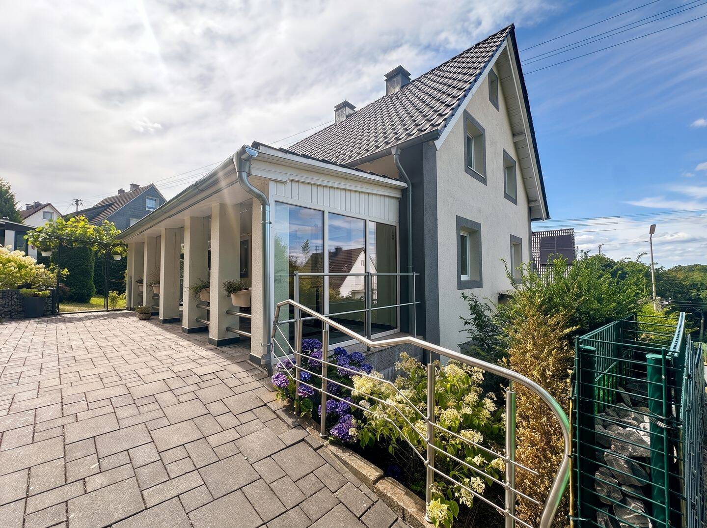 Bezugsfertiges, modernes Einfamilienhaus – Großzügig wohnen mit Sauna, Wintergarten & Waldrandlage, 57299 Burbach