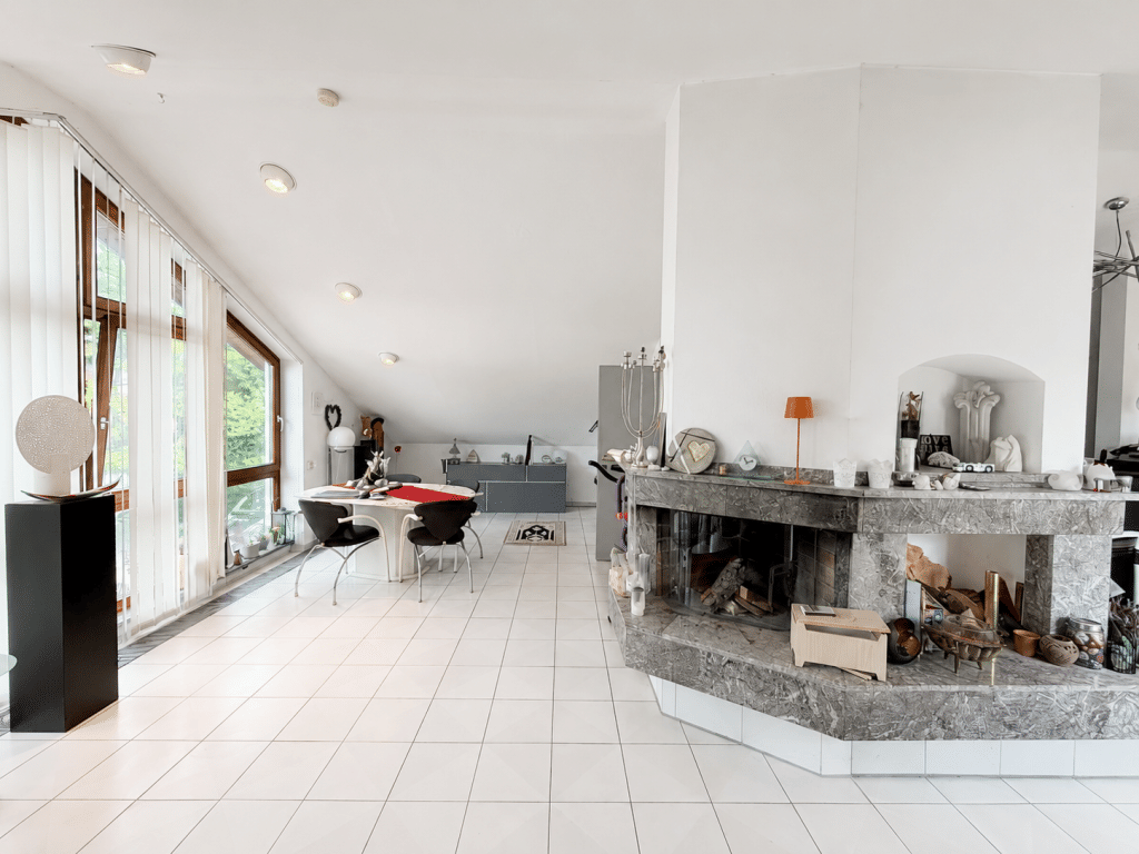 Großzügiger Wohntraum! Interessante 3,5 Zimmer-Wohnung mit 2 Balkonen, Dachterrasse und Stellplatz!, 72631 Aichtal