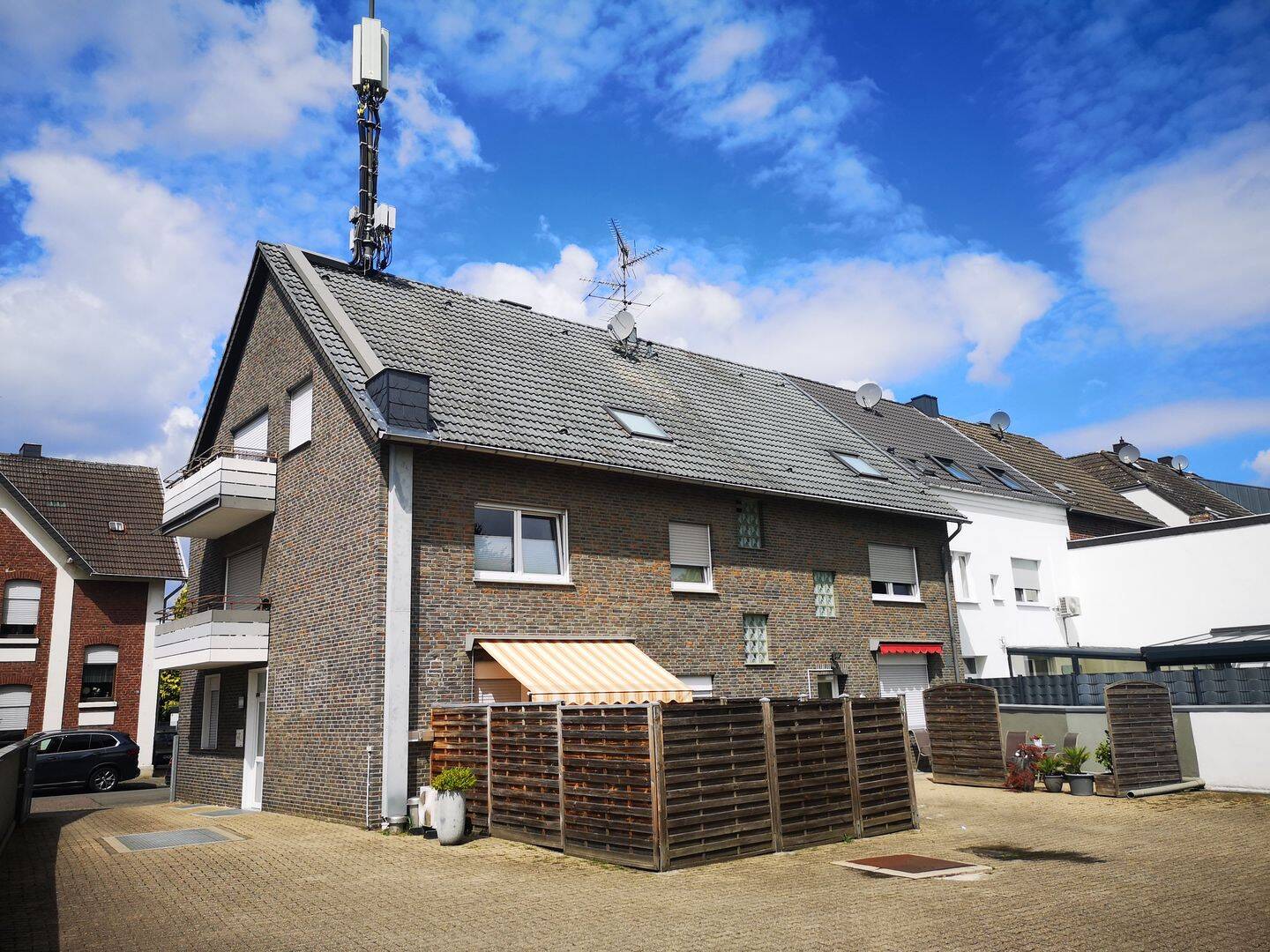 6 Part. Mehrfamilienhaus mit Keller, 5 Garagen und Garten in ruhiger Vorstatdtlage, 41189 Mönchengladbach