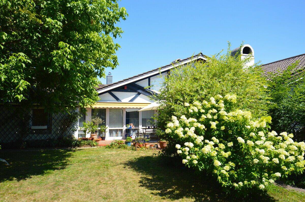 Individuelle Doppelhaushälfte mit Wintergarten, Doppelgarage und großem Garten in ruhiger Lage, 84389 Postmünster