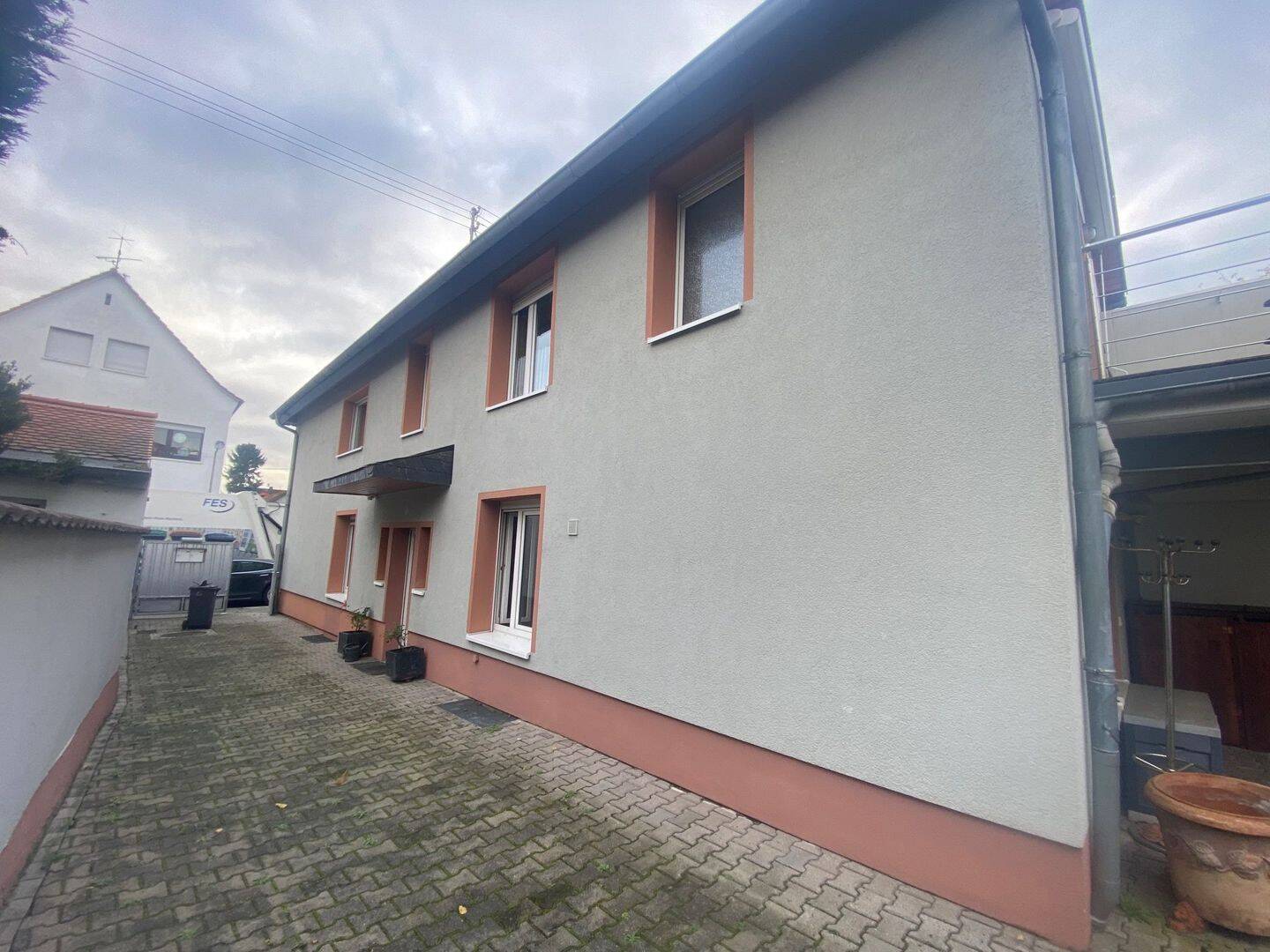 Preissensation!: Top-gepflegtes Haus mit 3 Garagen., 60529 Frankfurt am Main (Schwanheim)